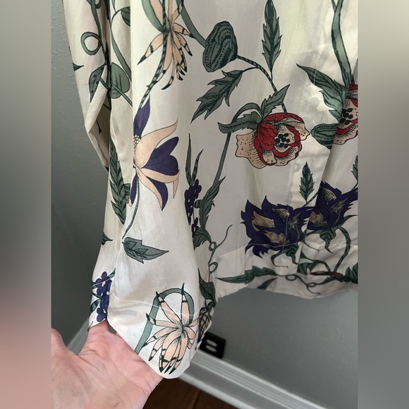 New ISLA & WHITE SALOME FLORAL SILK TOP IN BOUQUET RED Size Medium - Picture 12 of 13